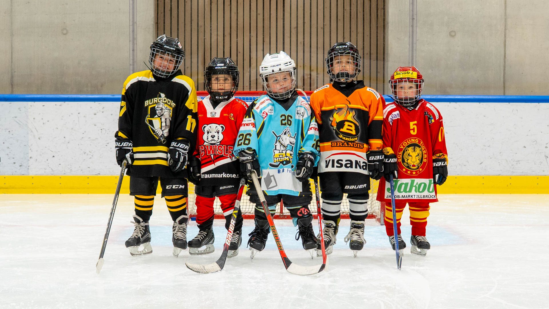 Kinder in den Trikots der fünf Hockey-Country-Vereine auf dem Eis