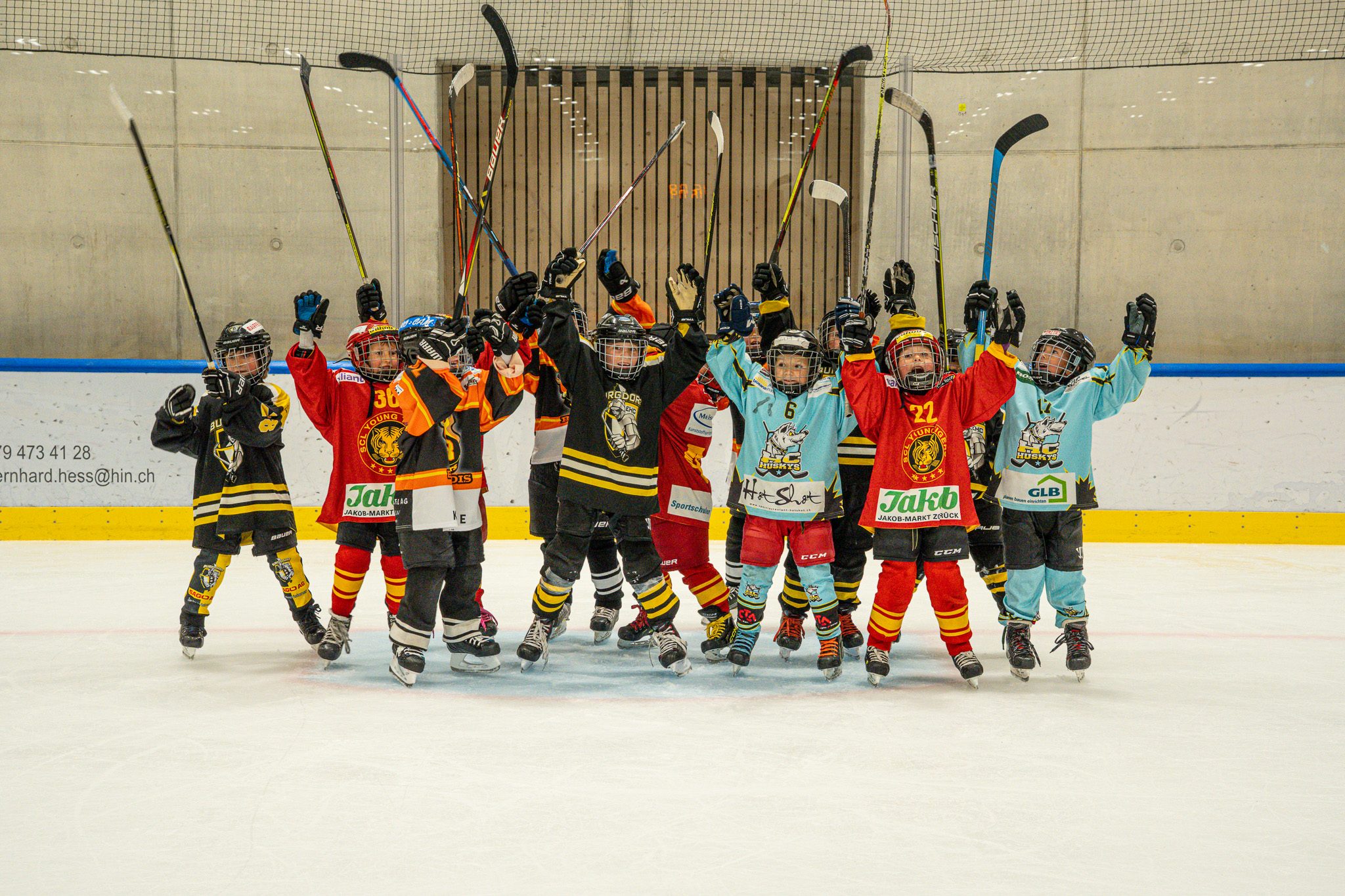 Kinder in der Hockeyschule auf dem Eis